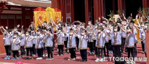 ▲台南市長黃偉哲出席「禮聖敬師樂讀經 五福祥臻迎虎年」親子聯誼活動，肯定崇禮文教基金會長期以來致力推動傳統文化。（圖／記者林悅翻攝，下同）