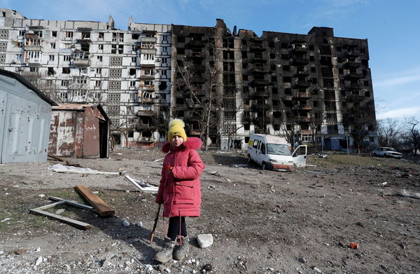 ▲▼烏克蘭一名女童走過馬力波遭炸毀的公寓大樓。（圖／路透）