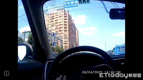 ▲警車沿路鳴笛開道，10分鐘就將女童送抵醫院。（圖／平鎮警分局提供）