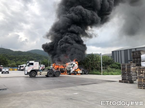 ▲▼宜蘭三禾貨運公司4輛停一起的聯結車車頭，10下午火燒車。（圖／記者游芳男翻攝，下同）