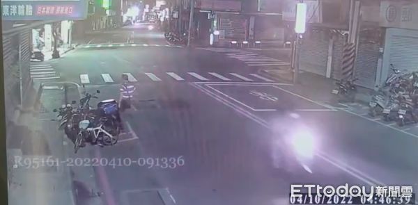 ▲▼溫男喝醉踹倒路旁40部機車，警方將依毀損罪將他送辦             。（圖／記者陳以昇翻攝）