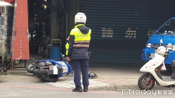 ▲▼溫男喝醉踹倒路旁40部機車，警方將依毀損罪將他送辦             。（圖／記者陳以昇翻攝）