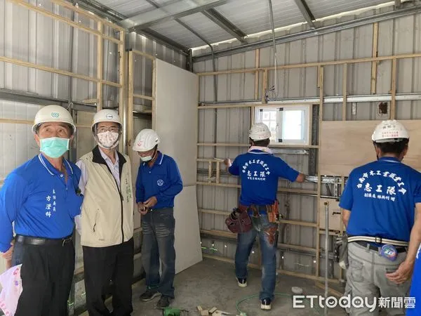 ▲台南市勞工局「做工行善團」，集結各工會為弱勢族群修屋，10日仍不停歇的為南區、學甲區及新化區進行房屋修繕，志工們犧牲假日為轄內弱勢家庭改善住宅生活環境而努力。（圖／記者林悅翻攝，下同）