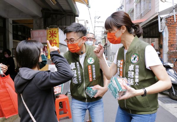 ▲▼民進黨議員參選人卓冠廷與老婆洪慈庸一起掃市場。（圖／卓冠廷臉書）