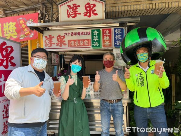 ▲「港湖女神」立委高嘉瑜、嘉義縣長翁章梁，南下幫民進黨台南市議員參選人王宣貿站台和掃街拜票，力拼初選過關。（圖／記者林悅翻攝，下同）