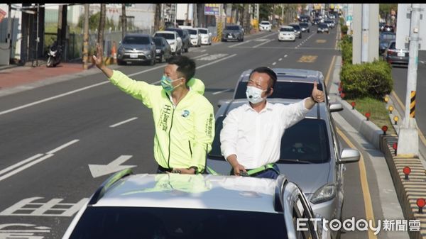 ▲「港湖女神」立委高嘉瑜、嘉義縣長翁章梁，南下幫民進黨台南市議員參選人王宣貿站台和掃街拜票，力拼初選過關。（圖／記者林悅翻攝，下同）