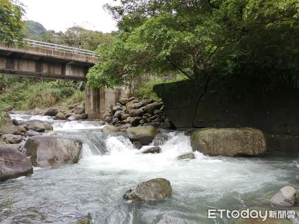 ▲新北三峽熊空橋護岸損壞 就地取材砌緩坡式整治修復。（圖／新北市農業局提供）