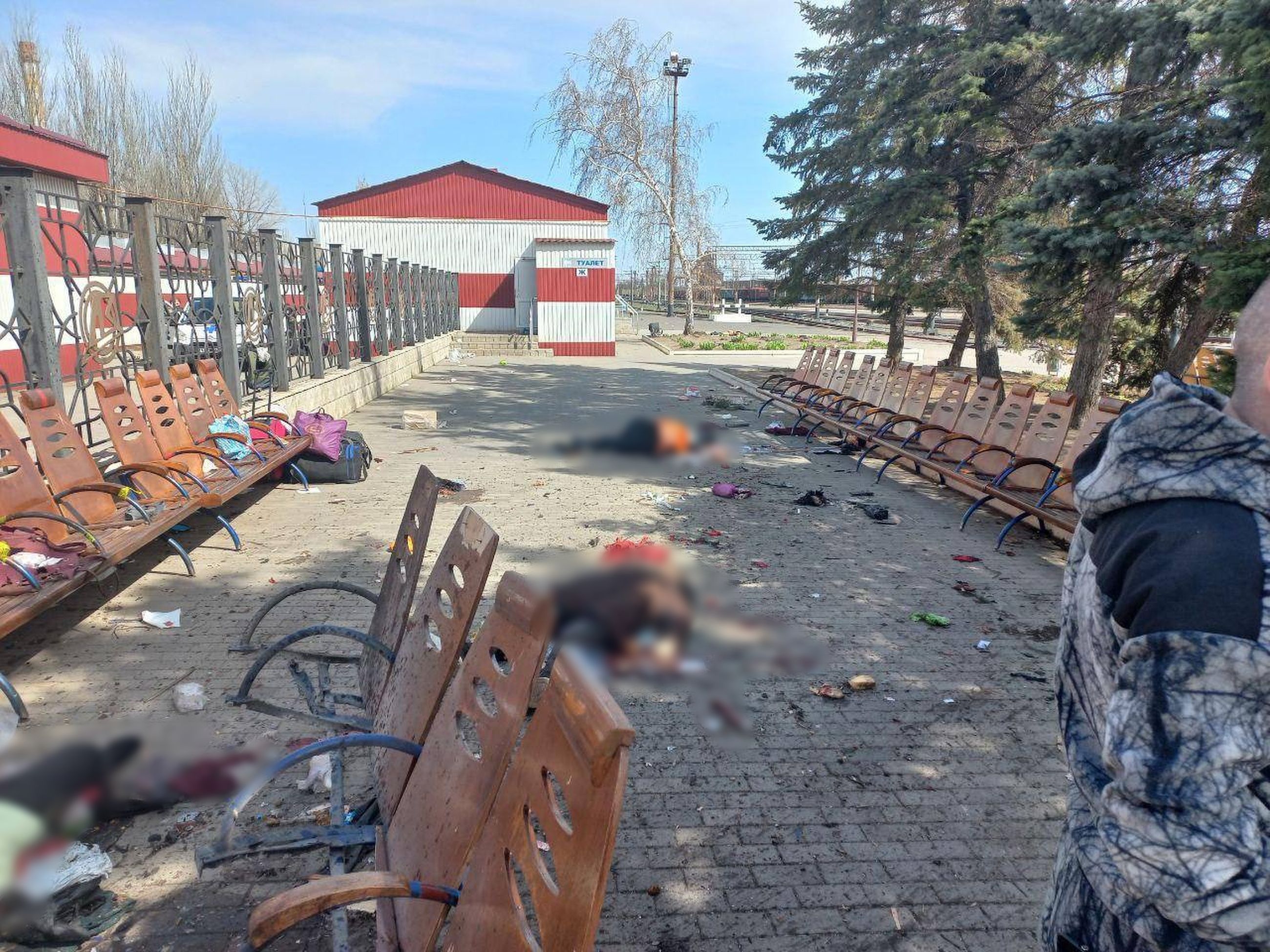 ▲▼▲▼烏克蘭東部的克拉莫托斯克火車站（Kramatorsk）遭火箭彈襲擊，10日統計57死。（圖／達志影像／美聯社）