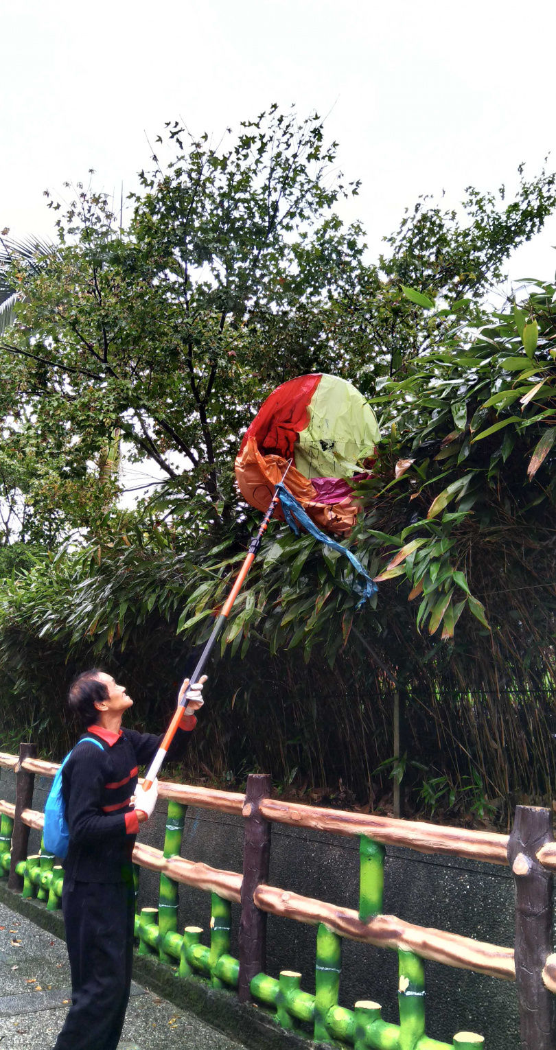 平溪靠著天燈文化吸引大量遊客到訪，天燈乘載遊客心願升空，墜落後卻往往成為垃圾，有店家因而發起回收活動。（圖／報系資料照）