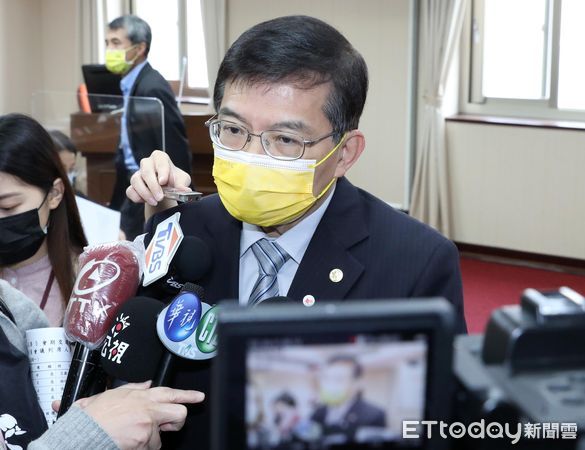 ▲▼立法院交通委員會邀請交通部長王國材就「疫情下觀光旅遊發展防疫作為及國旅券後續規劃情形」進行專題報告 王國材堵訪。（圖／記者屠惠剛攝）