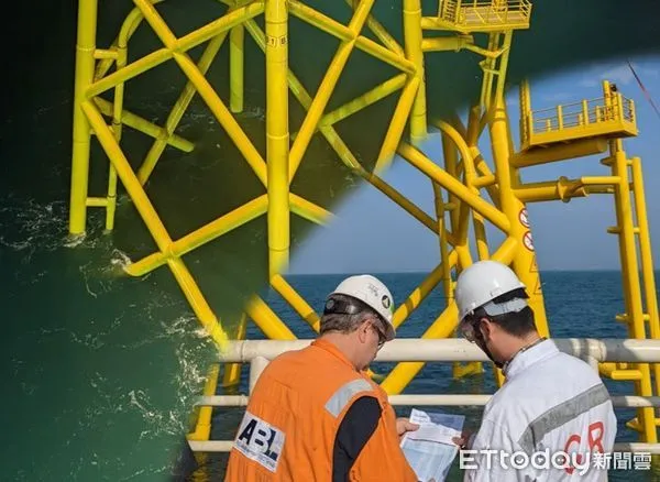 ▲風場首座支撐結構經全體施工團隊24小時輪班作業，昨日完成首趟安裝作業。（圖／驗船中心提供）