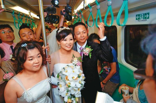 陳信瑜和丈夫2008年結婚時，曾包下捷運車廂當禮車，登上各大媒體。（中央社）