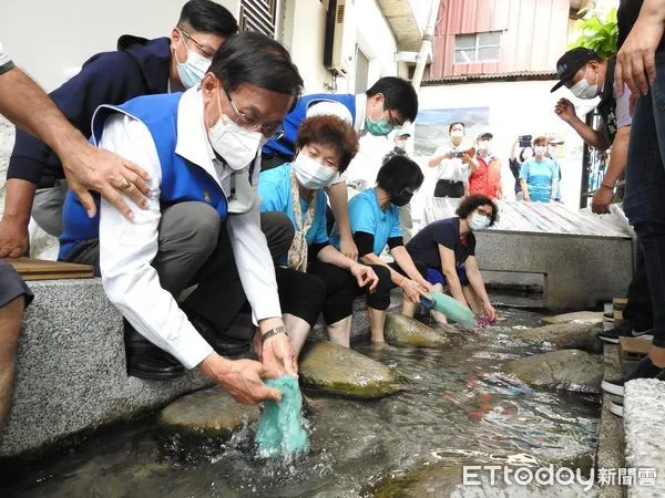 ▲南投市龍泉古井洗衣場以壁畫、龍燈妝點，重現昔日風華（下同）。（圖／南投縣政府提供）