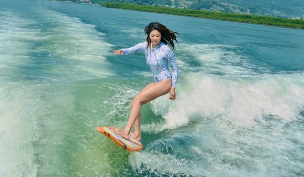 台灣又有世界第一！網紅快艇衝浪女神Kimberly站上全球排名第一 |
