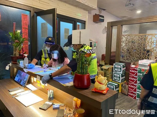 ▲東港警11日晚持續娛樂場所防疫臨檢力度。            。（圖／記者陳崑福翻攝，下同）