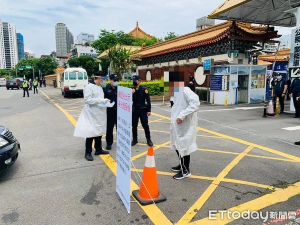 ▲▼警方在地方角頭公祭現場逮捕居家隔離男子，要他穿上防護衣後帶離             。（圖／記者陳以昇翻攝）
