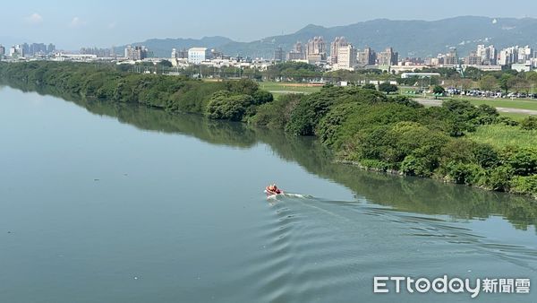 ▲▼警消出動橡皮艇在大漢溪面搜救，無奈男子救起無呼吸心跳             。（圖／記者陳以昇翻攝）