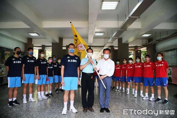 ▲▼ 水上國中男、女籃雙雙晉級全國決賽 翁章梁贈加菜金激勵選手。（圖／嘉義縣政府提供）