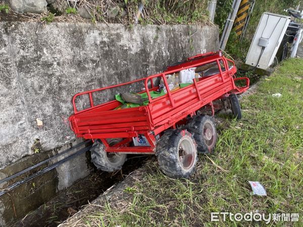 ▲酒駕掉入水溝。（圖／記者楊漢聲翻攝）