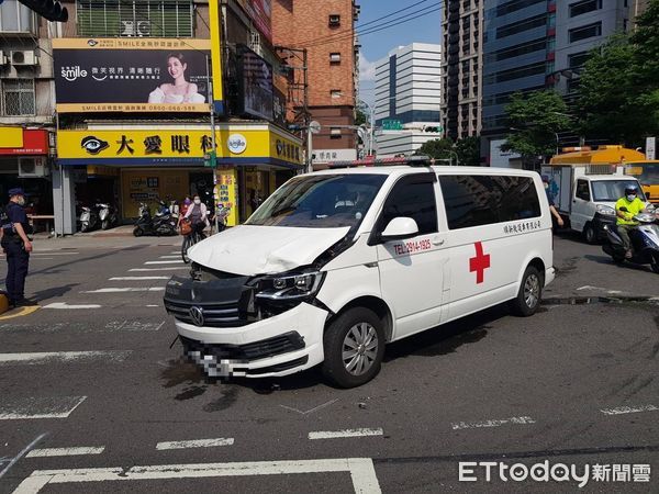 ▲▼救護車撞轎車。（圖／記者陳雕文翻攝）