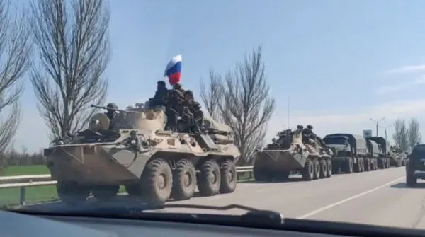 ▲▼ 俄羅斯境內整排戰車往烏克蘭頓巴斯地區的方向往前開。（圖／翻攝自推特）