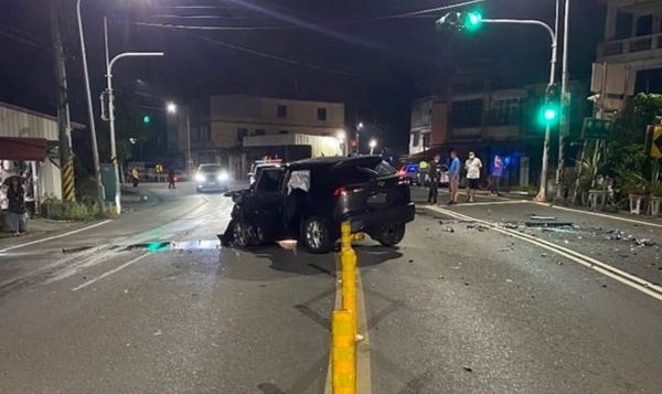 ▲▼高雄男酒駕衝撞對向車，噴飛花圃車頭變形亡。（圖／記者賴文萱翻攝）