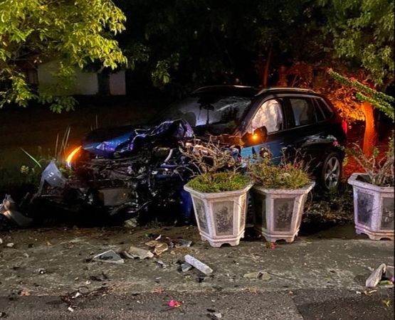 ▲▼高雄男酒駕衝撞對向車，噴飛花圃車頭變形亡。（圖／記者賴文萱翻攝）