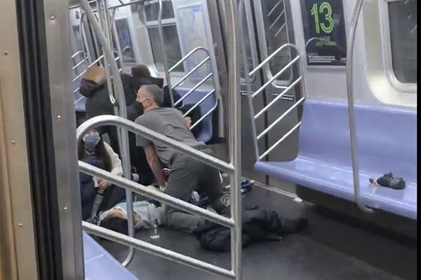 ▲▼紐約布魯克林發生地鐵槍擊案，16人受傷10人中彈 。（圖／達志影像／美聯社）