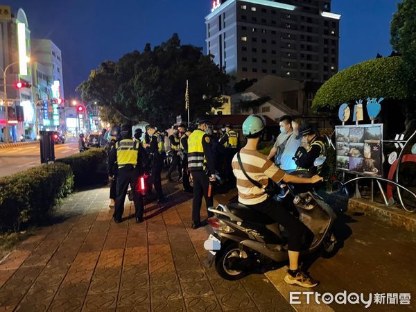 ▲台南市警五分局12日晚上聯手交通警察大隊、監理機關，在立人國小前共同執行取締改裝車輛聯合稽查勤務，查獲交通過失傷害通緝犯23歲高姓男子歸案。（圖／記者林悅翻攝，下同）