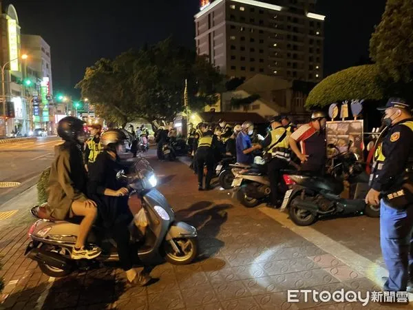 ▲台南市警五分局12日晚上聯手交通警察大隊、監理機關，在立人國小前共同執行取締改裝車輛聯合稽查勤務，查獲交通過失傷害通緝犯23歲高姓男子歸案。（圖／記者林悅翻攝，下同）