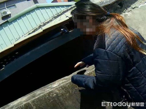 ▲鄭姓女通緝犯遇警查緝躱藏頂樓。（圖／桃園警分局提供）