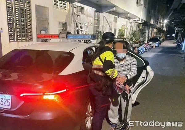 ▲員警透過迷途男所說「打鑰匙」找到回家路。（圖／大園警分局提供）