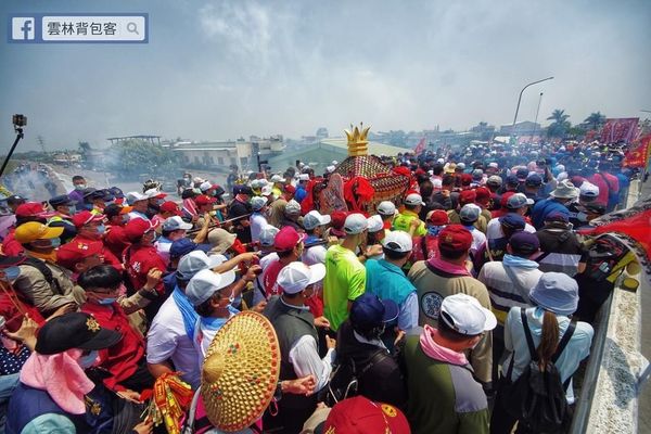 ▲崙子大橋位於元長鄉縣道145甲線，橫跨北港溪，為雲林縣縣與嘉義縣新港鄉重要橋梁之一，也是台中大甲鎮瀾宮遶境進香團，進入新港奉天宮必經橋樑。（圖／雲林背包客提供）