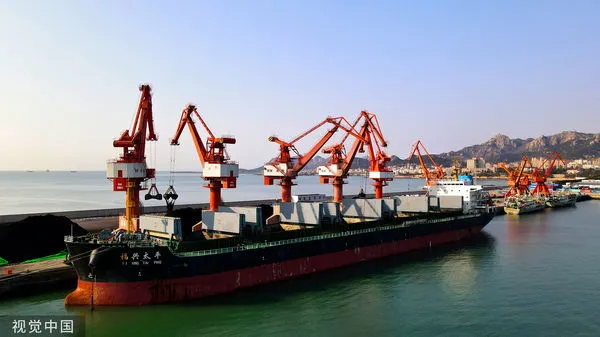 ▲山東威海石島新港內的跨境電商貨輪。（圖／CFP）