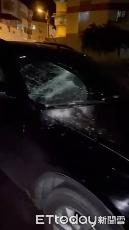 ▲江女自小客車車窗被砸             。（圖／記者陳崑福翻攝，下同）