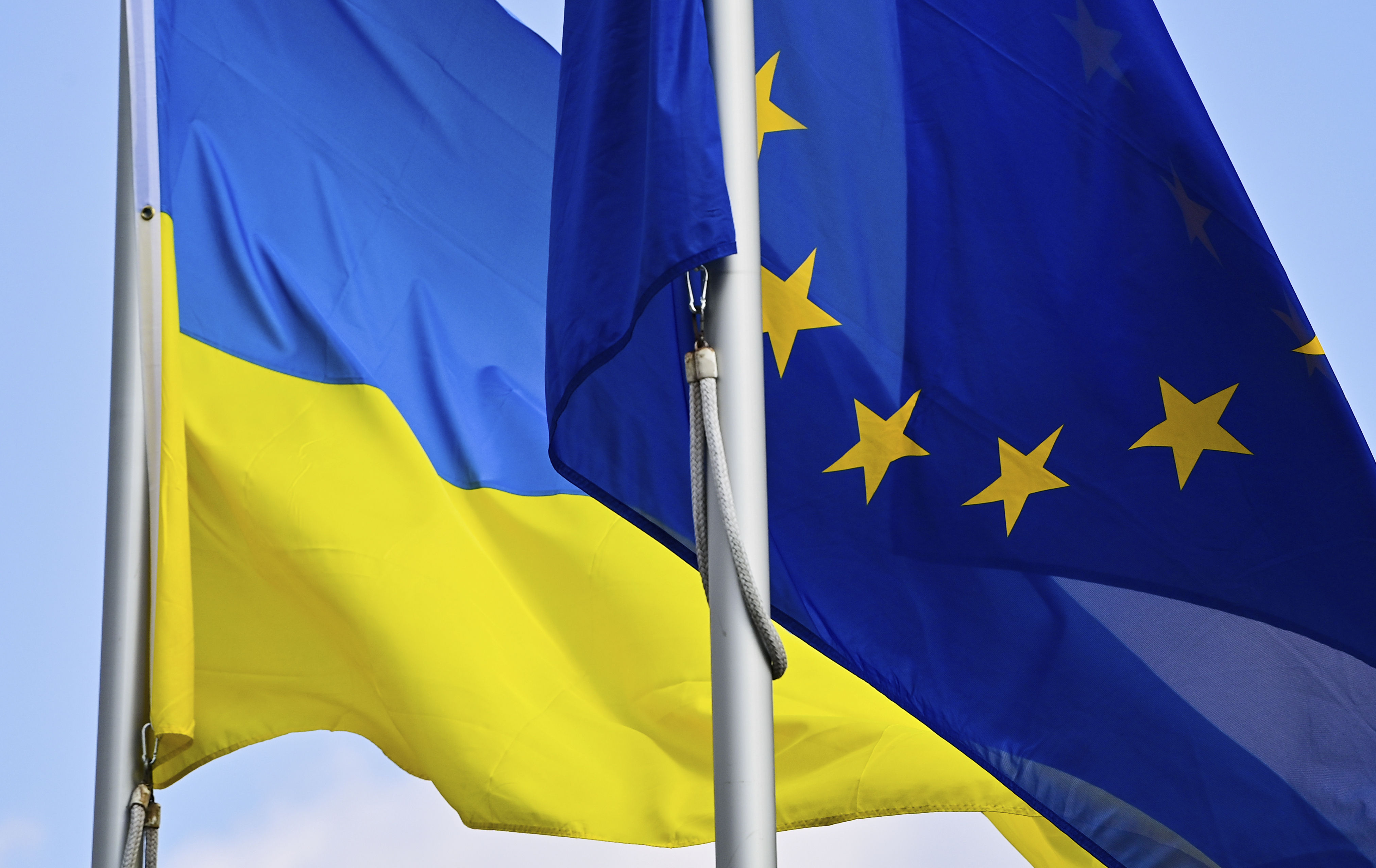 ▲▼歐盟旗幟與烏克蘭國旗。（圖／達志影像／美聯社）