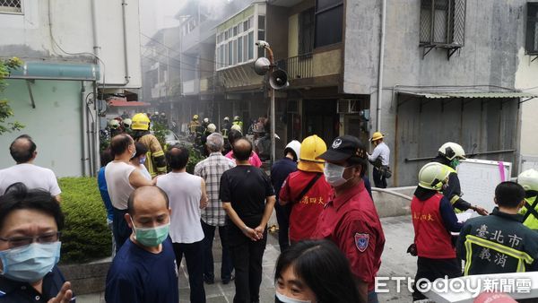 ▲▼北投稻香路巷內民宅二樓頂加火警，救出嗆傷老婦             。（圖／記者黃彥傑攝）