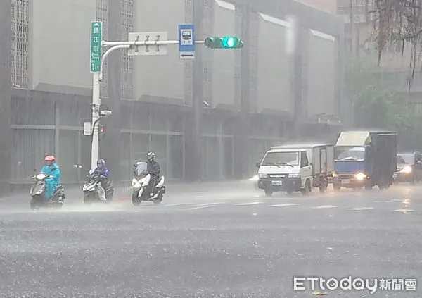 ▲▼天氣 變天 鋒面通過 台北市清晨大雨。（圖／記者屠惠剛攝）