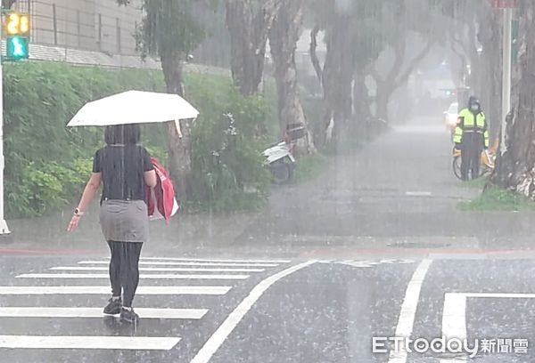▲▼天氣 變天 鋒面通過 台北市清晨大雨。（圖／記者屠惠剛攝）