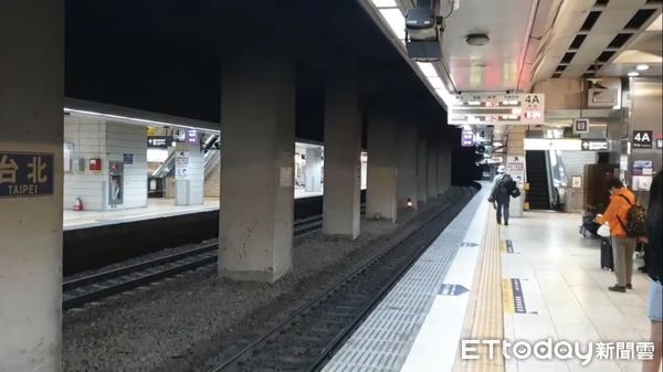 ▲▼台北車站女子落軌。（圖／記者黃彥傑翻攝）