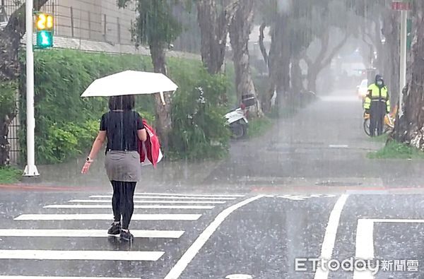 ▲▼天氣 變天 鋒面通過 台北市清晨大雨。（圖／記者屠惠剛攝）