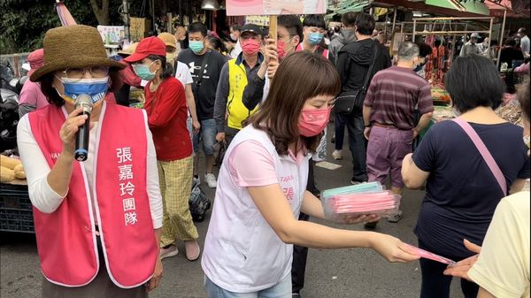 新北議員參選人張嘉玲中和掃街　蘇治芬與雲林同鄉陪同拉抬聲勢 | ETto