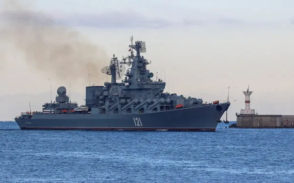 ▲▼俄軍黑海艦隊巡航艦「莫斯科號」傳遭烏軍成功用飛彈砲擊，導致艦上起火。（圖／路透社）