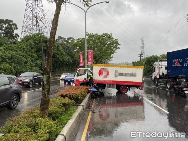 ▲▼汐止新台五路在14日上午發生女騎士自摔，貨車閃避不及撞上安全島，機車騎士連帶追尾的3車追撞事故。（圖／記者邱中岳翻攝）