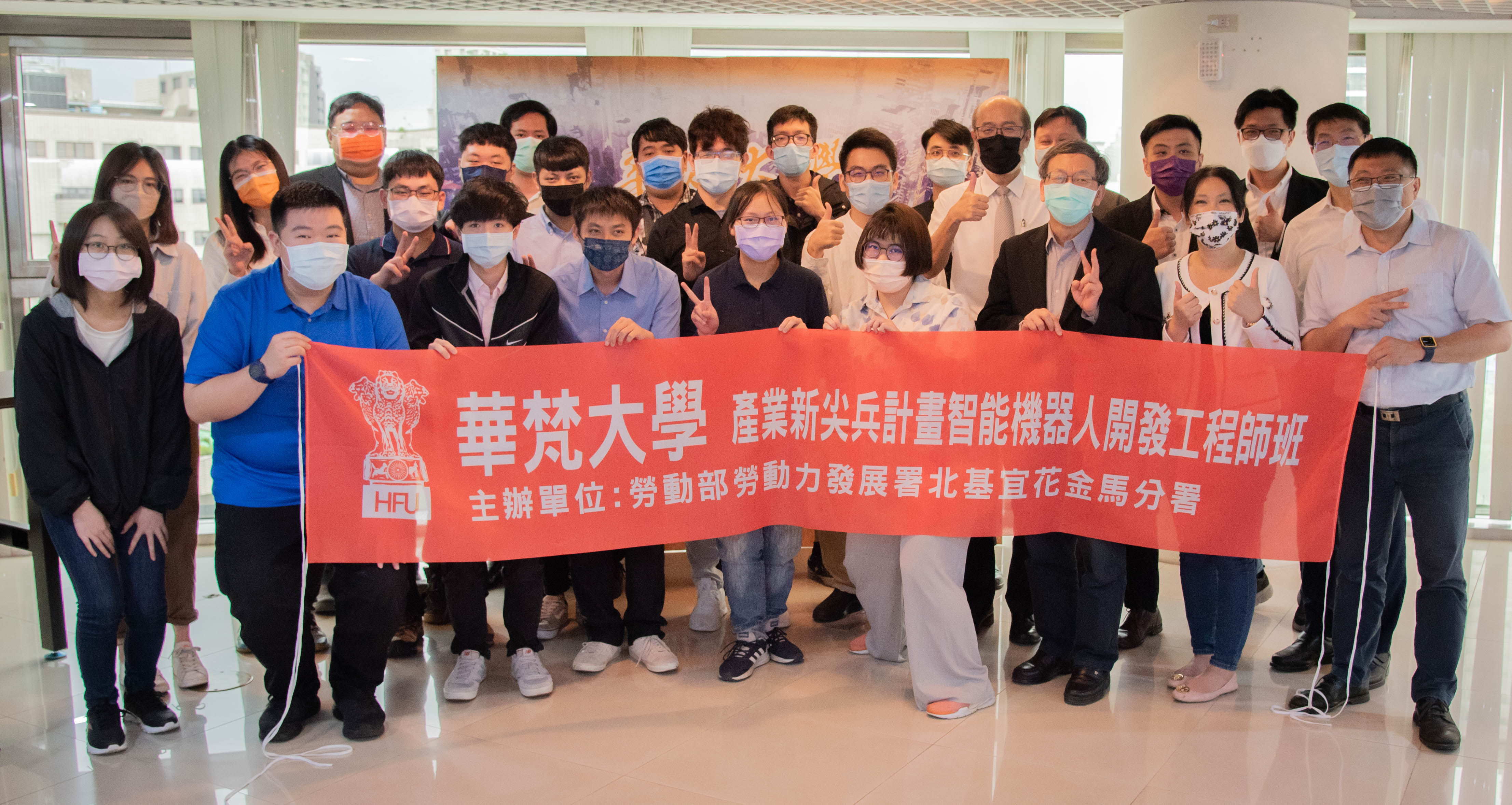 ▲▼華梵大學與貝登堡智能簽訂產學合作計畫，未來每年培育二千名機器人開發人才。（圖／華梵大學提供）