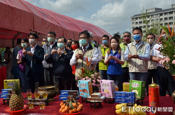 ▲台南市安南地區總經費1.2億元的和順轉運站，14日上午由市長黃偉哲主持上樑典禮，象徵主體結構建設已邁進另一個里程碑。（圖／記者林悅翻攝，下同）