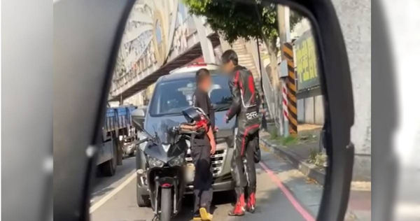 男子開車撞追撞停等紅燈的機車騎士卻氣焰囂張，不斷飆罵還吐口水到對方臉上。（圖／翻攝畫面）