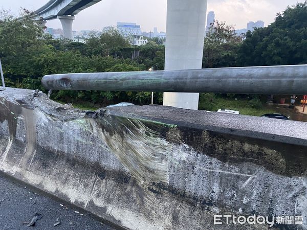 ▲▼砂石車國1下五股匝道自撞護欄，水泥碎石波及小貨車輾過爆胎             。（圖／記者陳以昇翻攝）