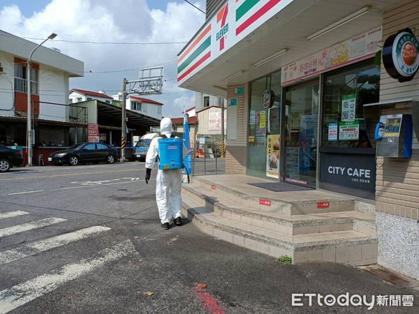 ▲台南市長黃偉哲公布台南市確診個案+19，黃偉哲強調因應疫情持續發燒，14日起至4月30日止，台南市各醫院、居住式長照機構等禁止探病、探視。（圖／記者林悅翻攝，下同）