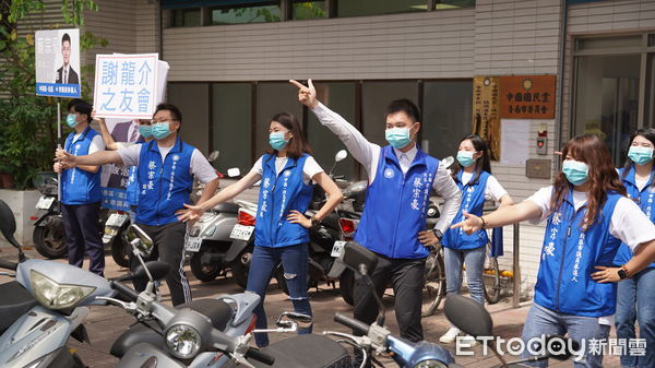 ▲台南市北區、中西區參選人蔡宗豪，14日在謝龍介之友會會長蘇滄洲力挺陪同下完成登記，交棒傳承意味濃厚。（圖／記者林悅翻攝，下同）